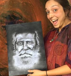 一名女子手捧一名男子的画像