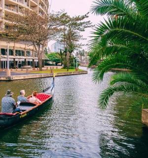 一群人乘坐运河上的贡多拉