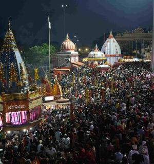 eine große Menschenmenge, die vor einem Festival steht