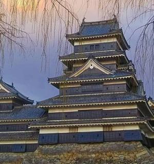 一座有两座塔楼的大楼