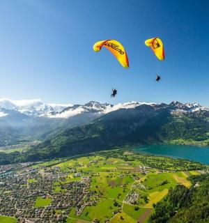 两个人在城市上空放风筝