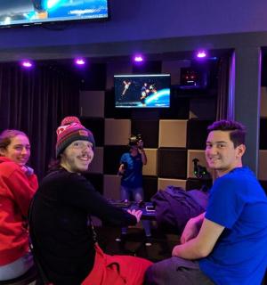 група хора, седнали в стая