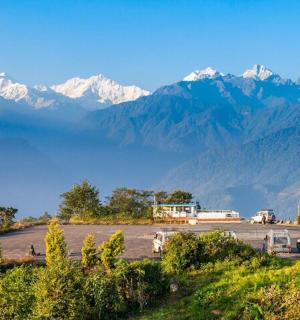 可以看到山景和湖景的停车场