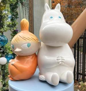 一组猫和狗的雕像