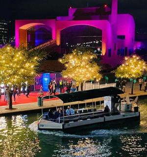 河里的船，树上亮着灯