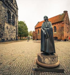 一名男子站在街道上的雕像