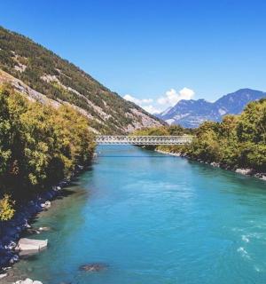 řeka s mostem uprostřed