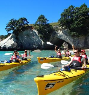 一群人在水中划皮艇