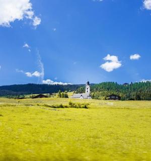 pole s majákem uprostřed pole