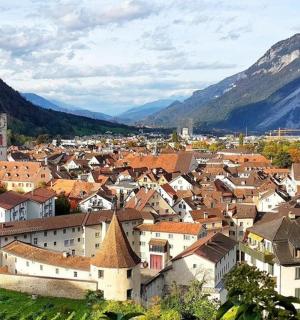 una ciutat amb un poble, una església i muntanyes