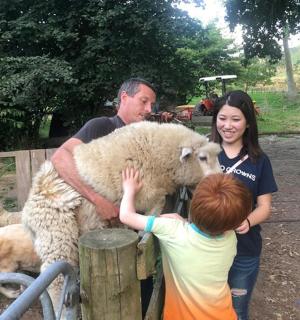 一个男孩和一个女孩抱着一只羊