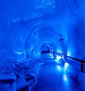 نفق أزرق به منحوتات جليدية