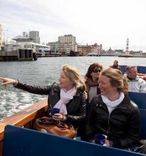 eine Gruppe von Menschen auf einem Boot im Wasser