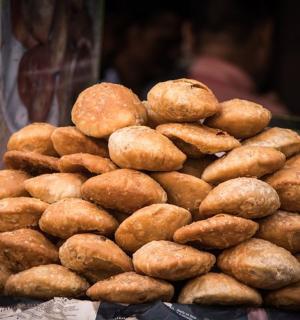 一堆叠在一起的甜甜圈