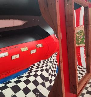 一间带双层床和方格地板的房间