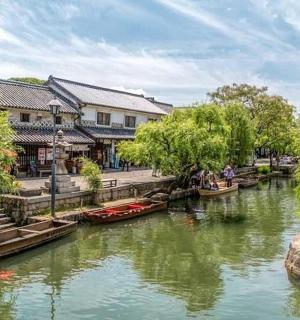 一条有船只的河流,一座有建筑物的城市