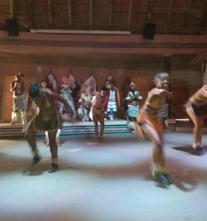 一群人在表演中跳舞