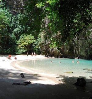 一群人在海滩的水中