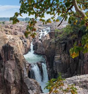 岩石峡谷中间的瀑布