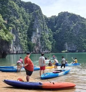 一群人在有船的海滩上