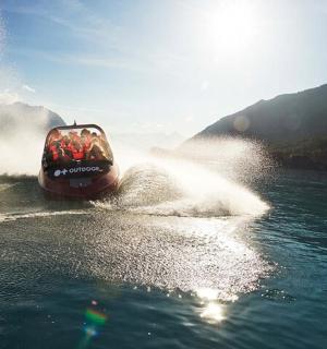 eine Gruppe von Menschen auf einem Boot im Wasser