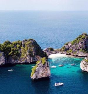 海洋中的一个岛屿，水中有船