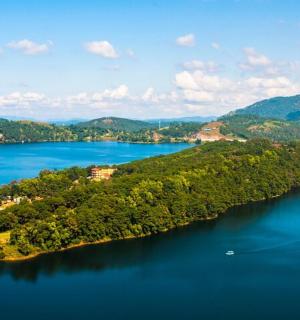 ostrov uprostřed velkého jezera