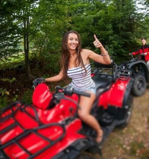 žena sedí na čtyřkolce