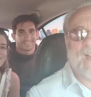 一群人坐在车里