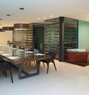 一间有长桌和椅子的大餐厅