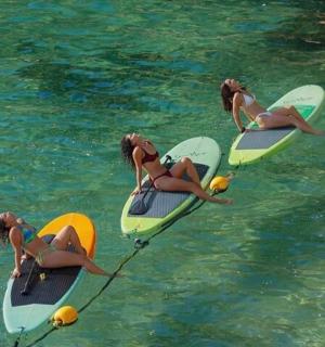 skupina žen na surfových prknech ve vodě