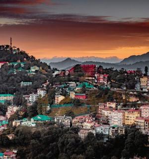 山顶上的城市,建筑众多