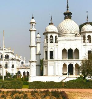 一座顶部有圆顶的白色大楼