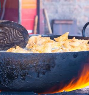 一锅食物正在火上煮