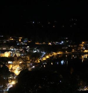 Una vista de una ciudad de noche con luces.