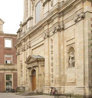 ein Gebäude mit einer Statue an der Seite