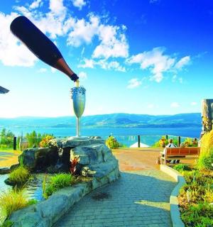 花园里有一个巨大的瓶刷雕塑