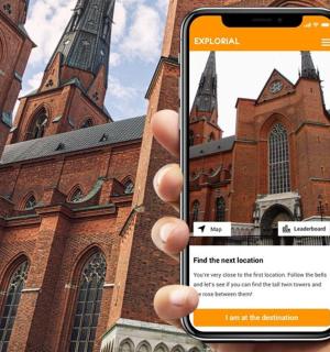 一个人在教堂前举着手机