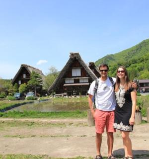 一名男子和一名女子站在一所房子前