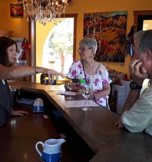 一群人站在酒吧周围