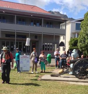 一群人站在一栋建筑物前