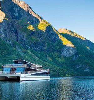 山前湖上的一艘船