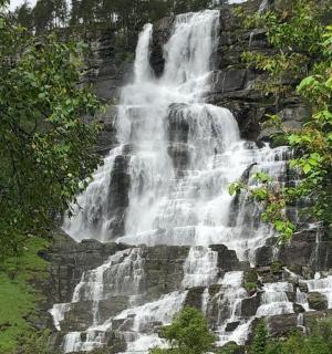 岩壁边上的瀑布