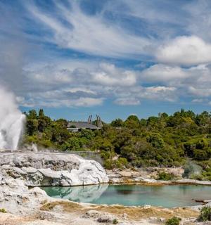 喷泉喷发，形成一池水和蒸汽