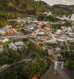 Letecký pohled na malé město s domy a kouřem