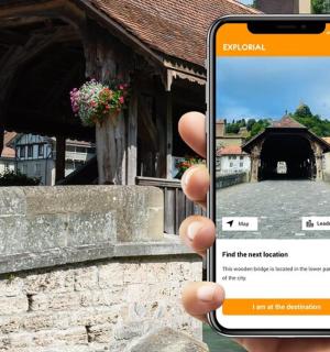 一个人在建筑物前举着手机