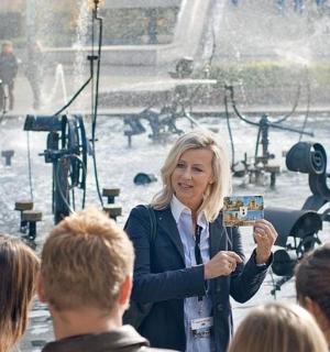 站在人群面前的女人