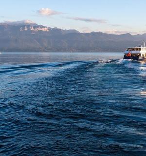 loď uprostřed velké vodní plochy