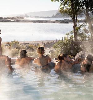 一群人在热水浴缸里