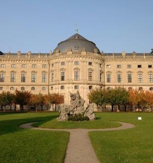 ein großes Gebäude mit einer Statue davor